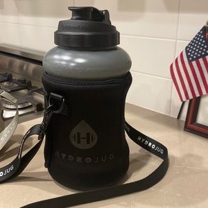 Hydrojug with the sleeve